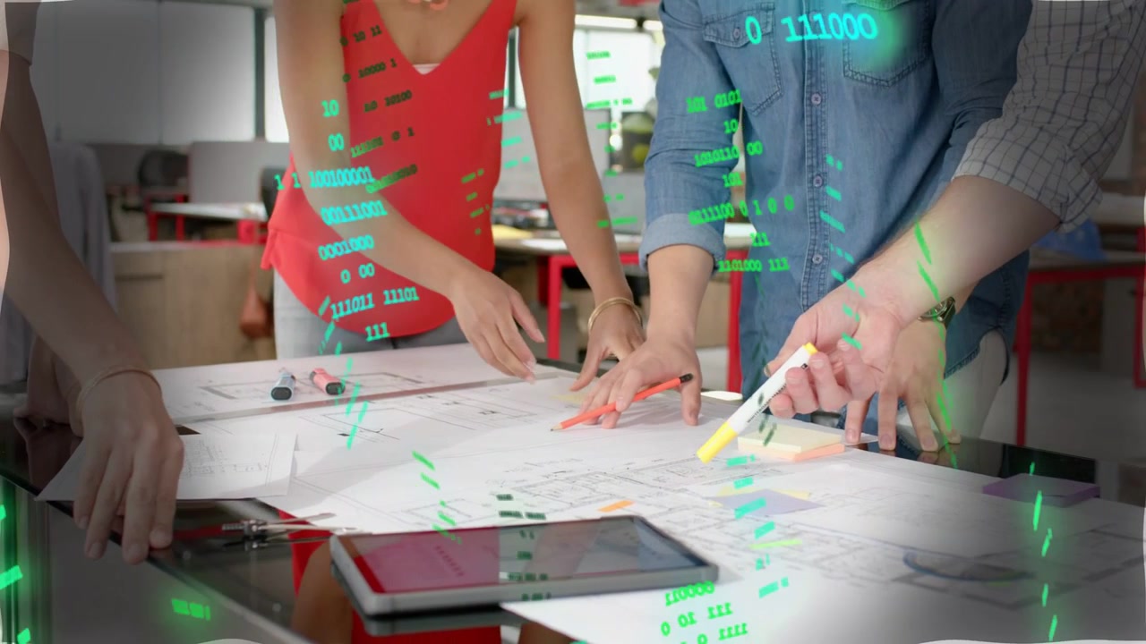 Líder señalando planos, ingeniero marcando, equipo colocando notas para el diseño, tableta, superposición verde guiando