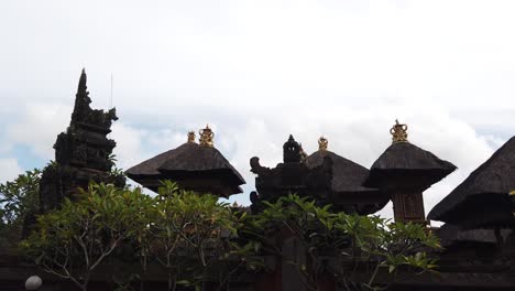 Traditionelles-Balinesisches-Altes-Dach-Aus-Kokosnussblättern-Und-Palmfasern,-Original-Aus-Der-ältesten-Architektur