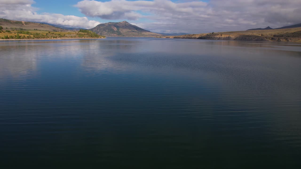 fotografía reveladora de un drone de un hermoso lago, un embalse de agua en un paisaje pintoresco en un día soleado