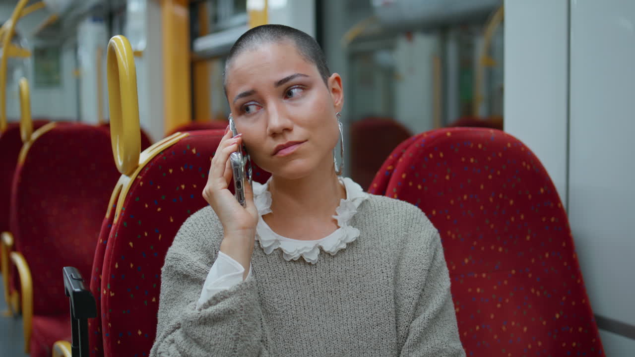 기차에서 전화로 얘기하는 여자