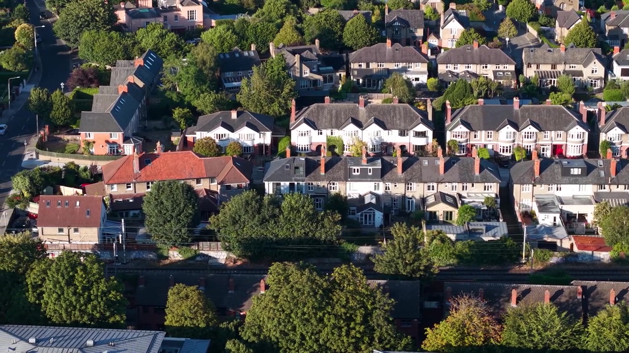 Riprese aeree cinematografiche di case classiche di Dublino e di un verdeggiante quartiere residenziale, Irlanda.