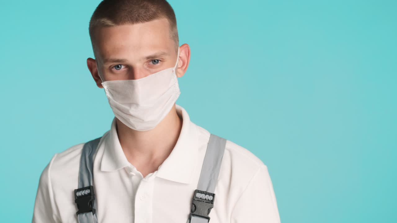 constructor de ojos azules quitando sus gafas y máscara protectora