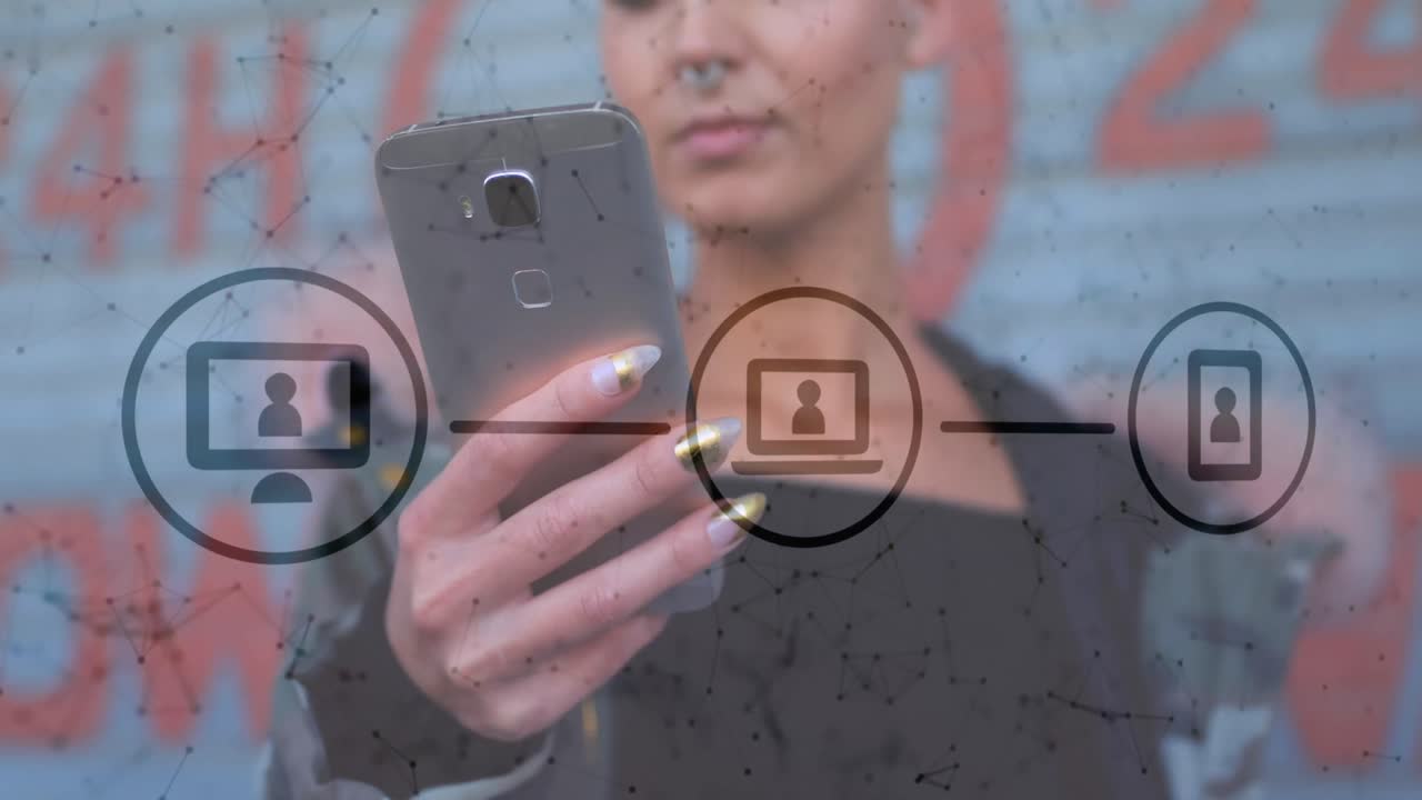 mujer joven caucásica usando el teléfono