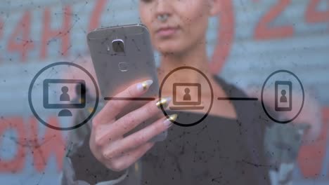 mujer joven caucásica usando el teléfono