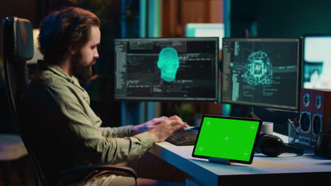 Desarrollador-Que-Utiliza-Una-Tableta-De-Pantalla-Verde-Actualizando-La-Inteligencia-Artificial