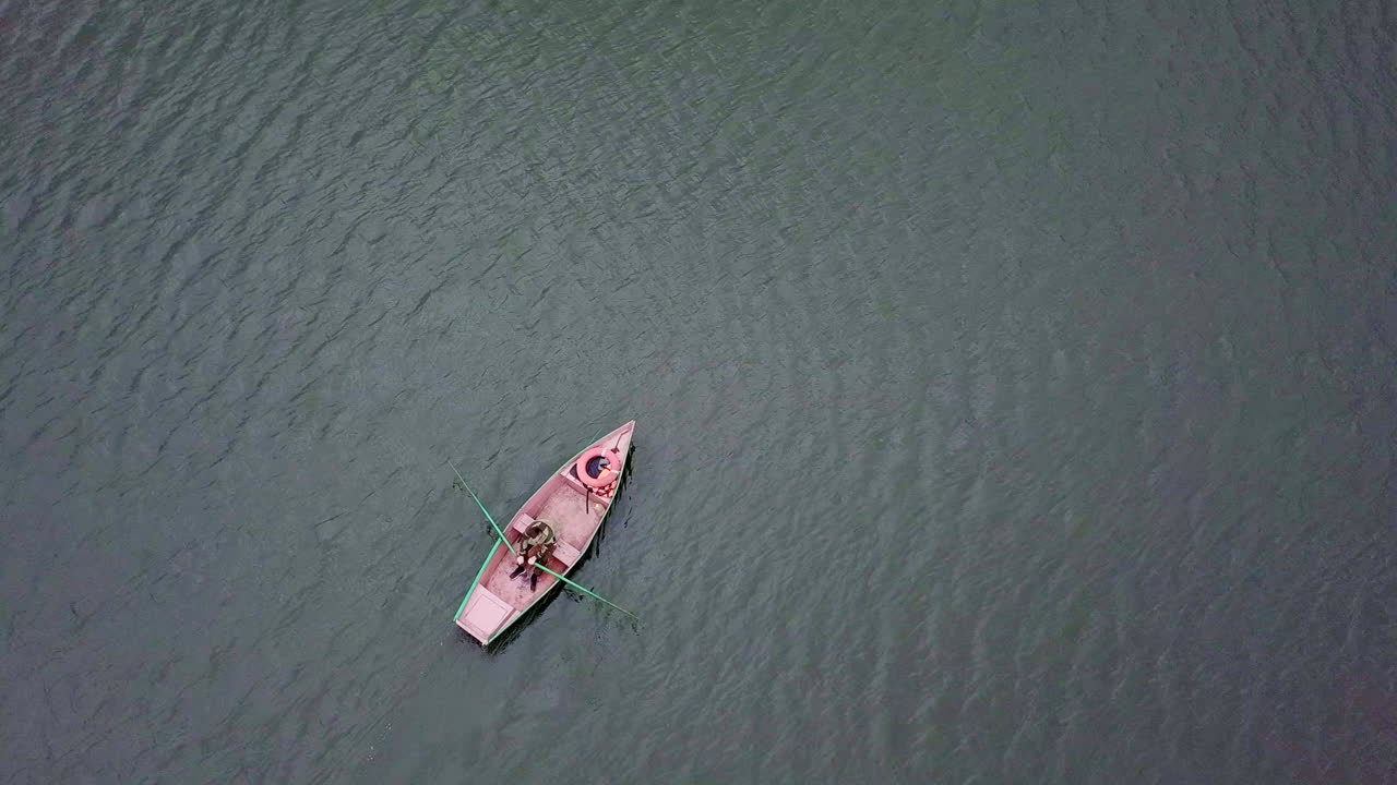 persona remando un bote en un río tranquilo