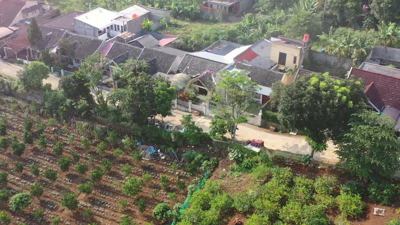 인도네시아 반둥에 있는 농지가 있는 지역 마을을 가로지르는 오토바이