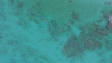 toma cenital aérea de un barco panga y un turista nadando en las islas marietas, nayarit, méxico