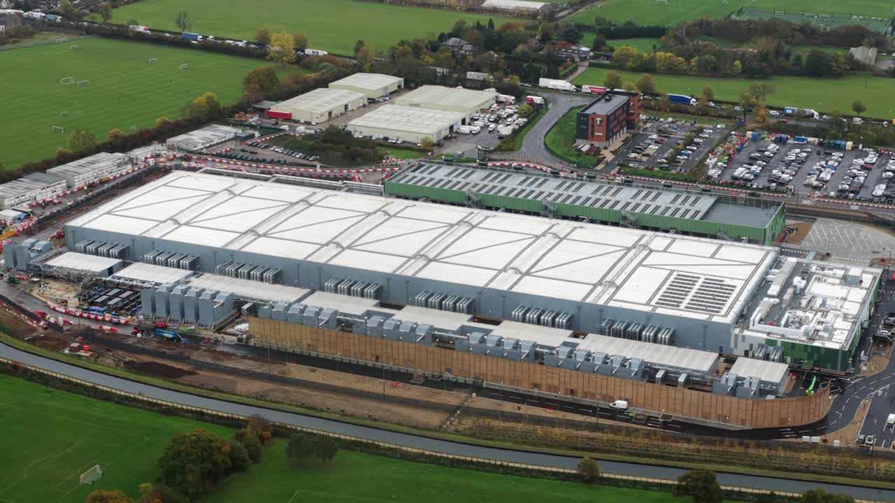 Dronevideo af et stort, nybygget datacenter i Waltham Cross, Storbritannien, der viser en voksende digital infrastruktur designet til at imødekomme stigende AI-drevne computer- og cloudcomputing-behov