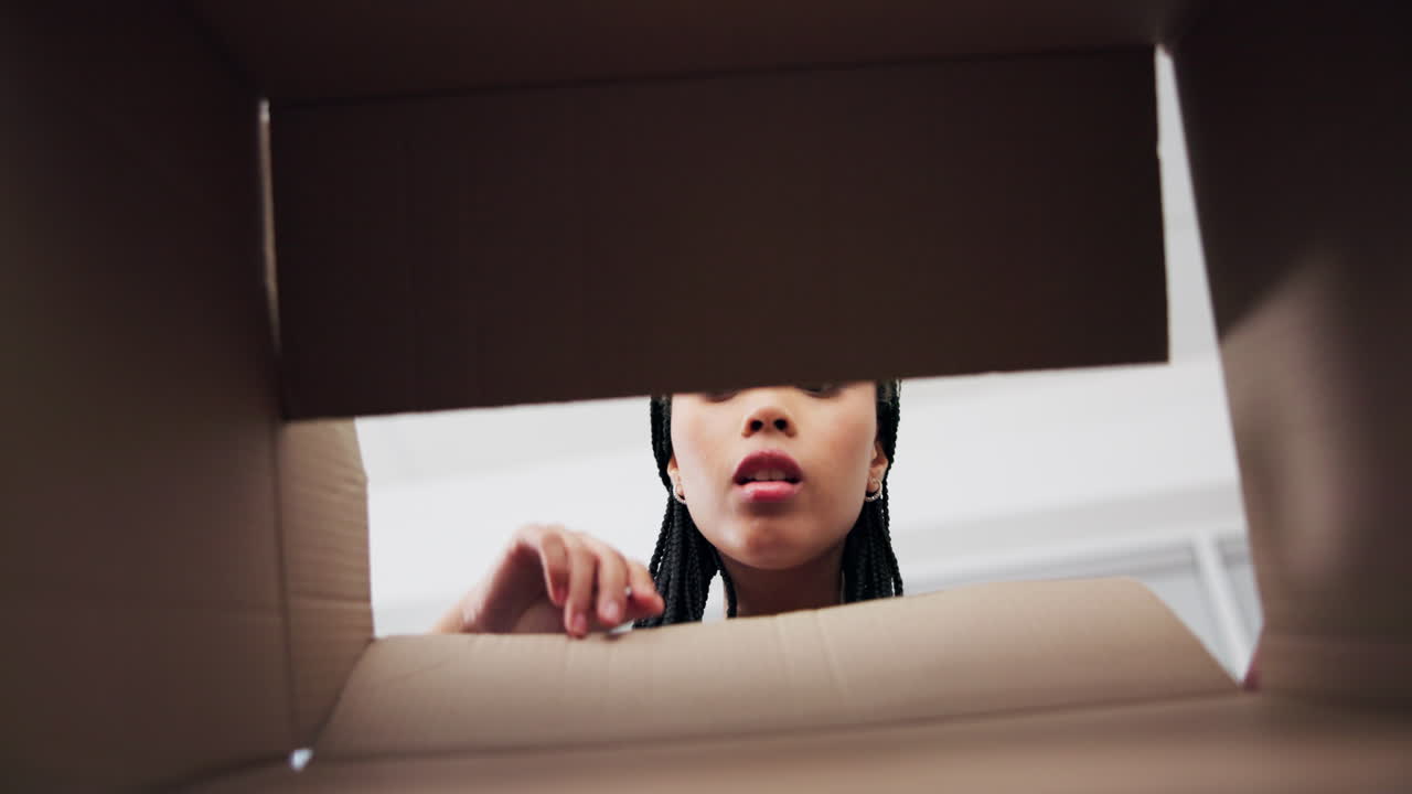 여성, 상자를 열고 배달을 위해 미소