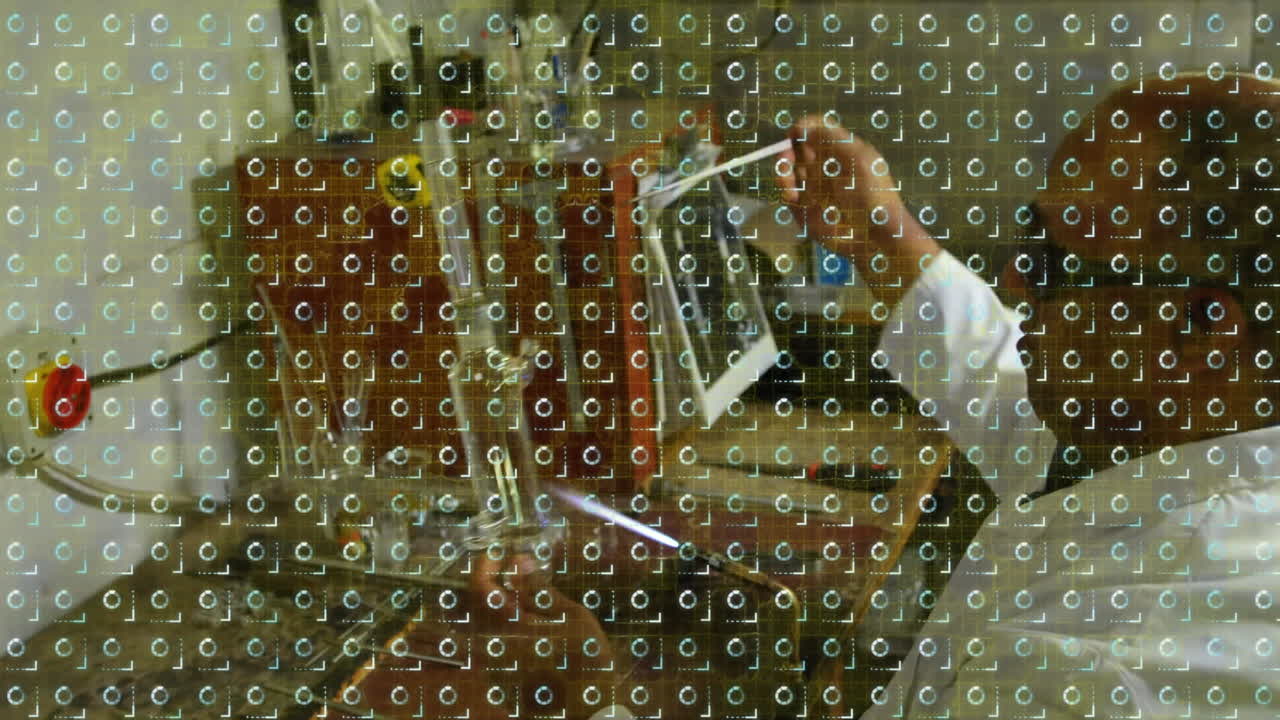 animación de círculos en movimiento sobre científico masculino biracial trabajando en el laboratorio