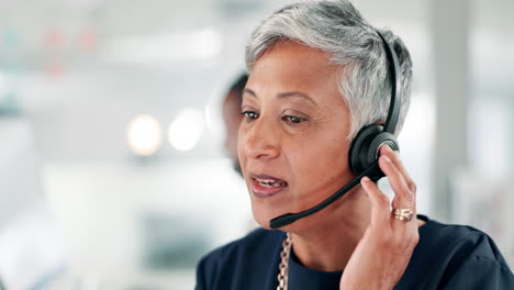 mujer de negocios en una llamada telefónica