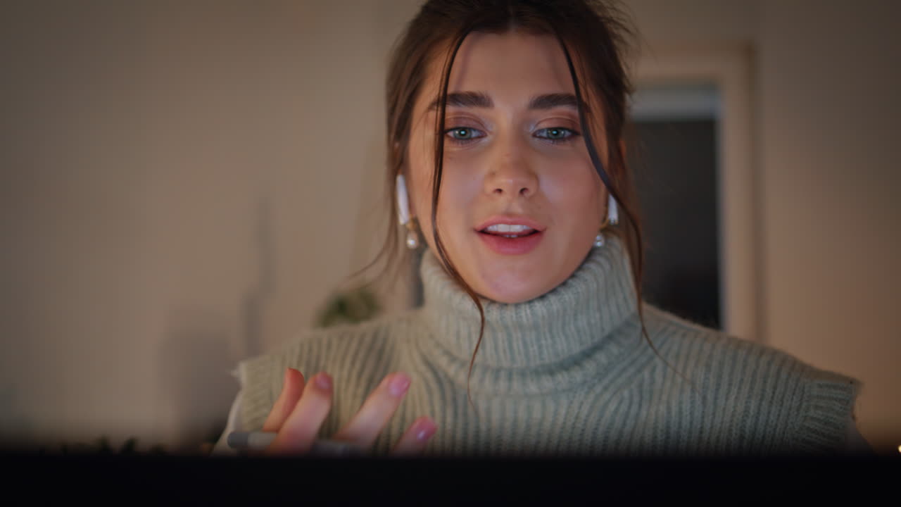estudiante inteligente gestando videocall en casa de noche primer plano. mujer hablando virtual