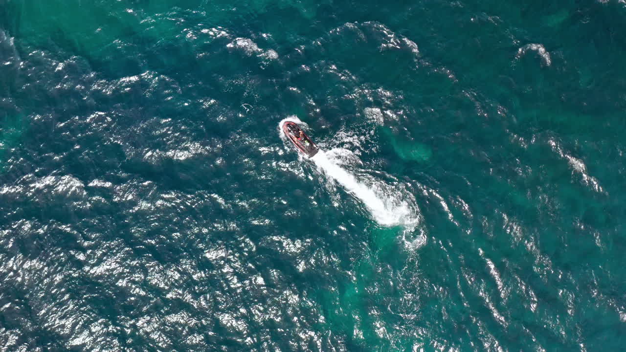 고 은 하늘 아래의 피라미디 디 테라 디 세곤자노 바위 형성