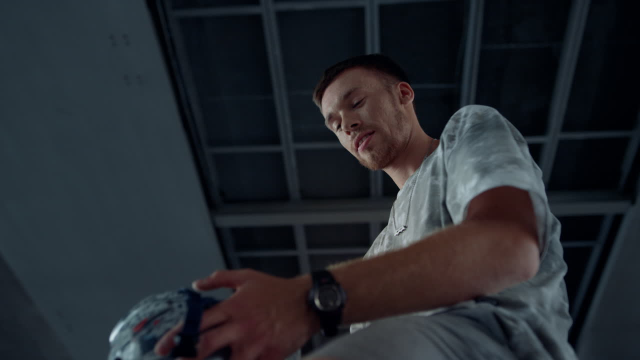 스케이트 파크에서 롤러 스케이팅을 하기 전에 안전 헬 ⁇ 을 착용하는 스포츠 십대.