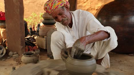 o oleiro no trabalho faz pratos de cerâmica. índia, rajasthan.