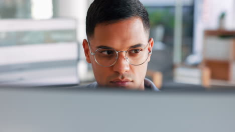 serio, computadora y hombre de negocios trabajando