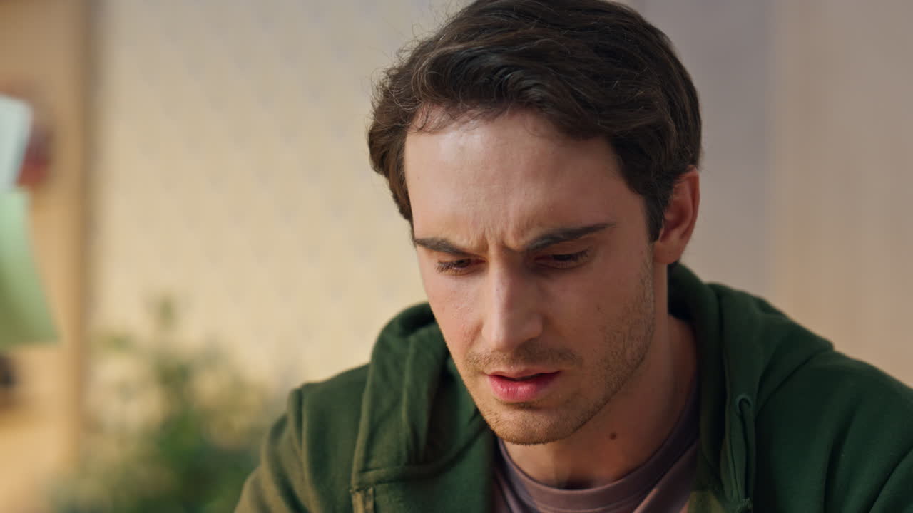 нервный бизнесмен разговаривает эмоционально смотрит на монитор вблизи. стресс человек