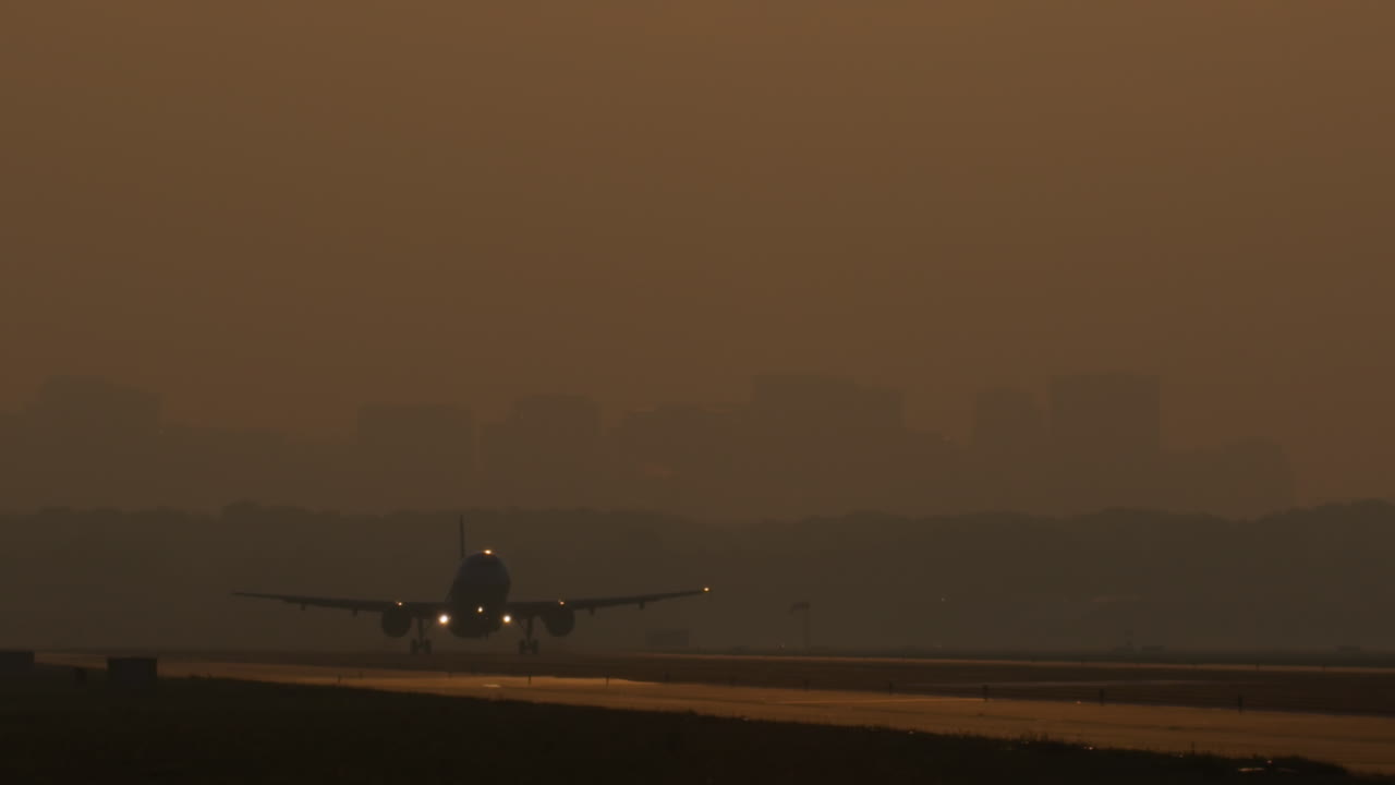 aterrizaje o despegue del avión al amanecer o al atardecer