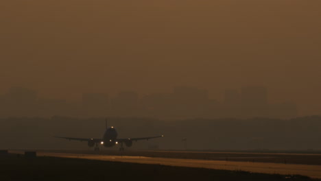 aterrizaje o despegue del avión al amanecer o al atardecer