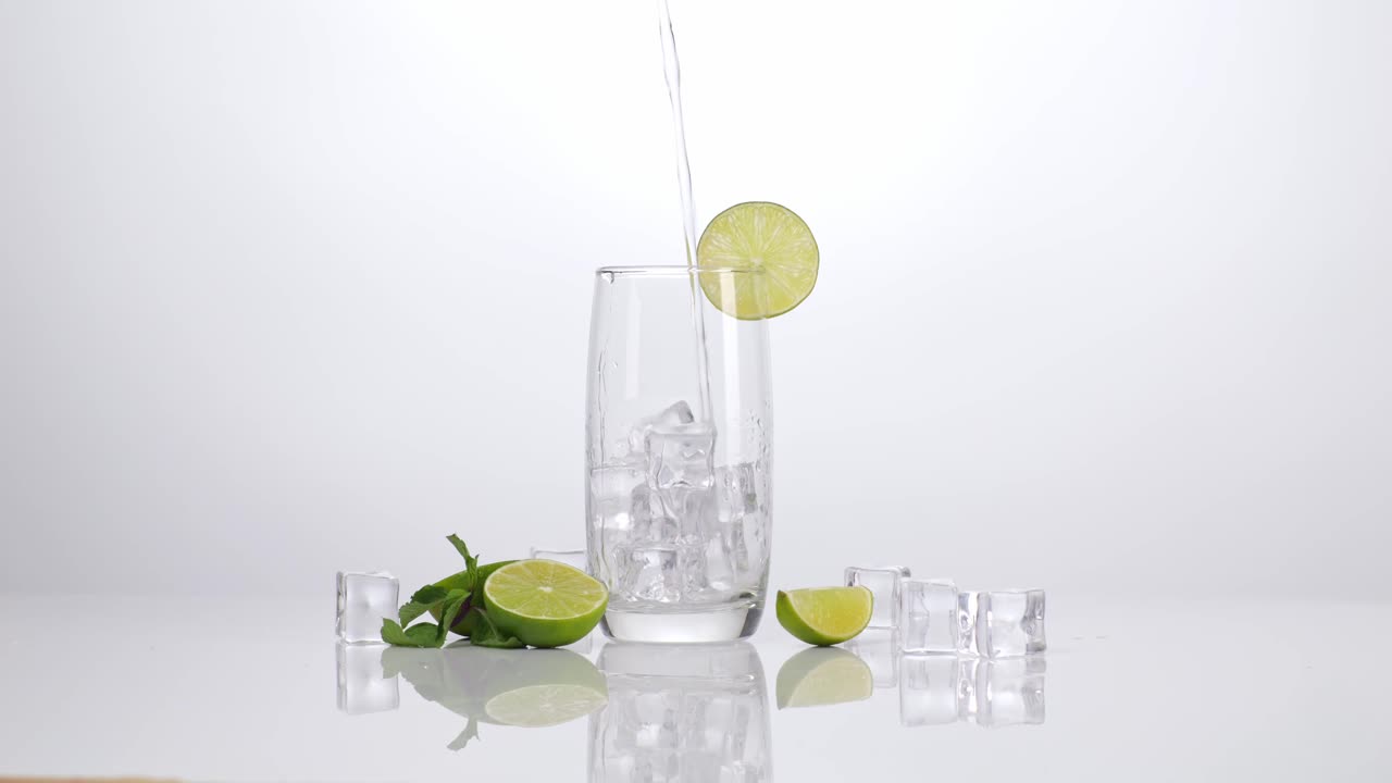 얼음과 함께 신선한 라임 소다 물