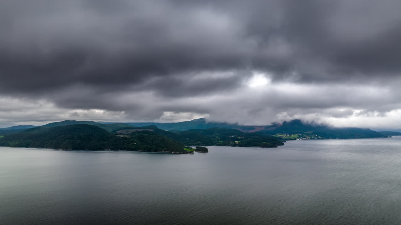 노르웨이의 모레 오그 롬스달 카운티의 팅볼 해안 마을 위에 어두운 폭풍우 구름이 있습니다.