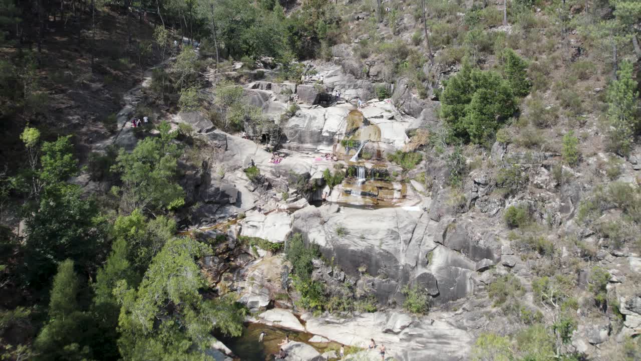 visitantes en la cascada fecha de barjas, parque nacional de peneda-gerês
