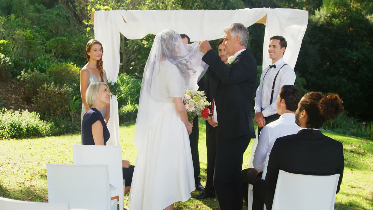 신부 의 아버지 가 베일을 들어 올리는 4k 4k