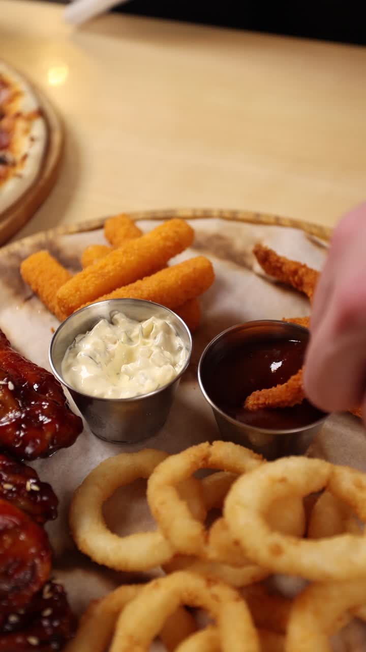 un plato de comida frita deliciosa