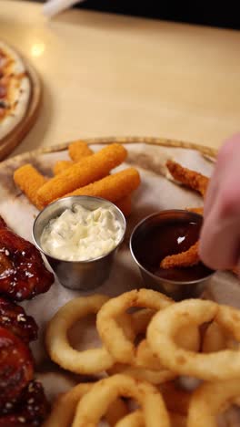 un plato de comida frita deliciosa