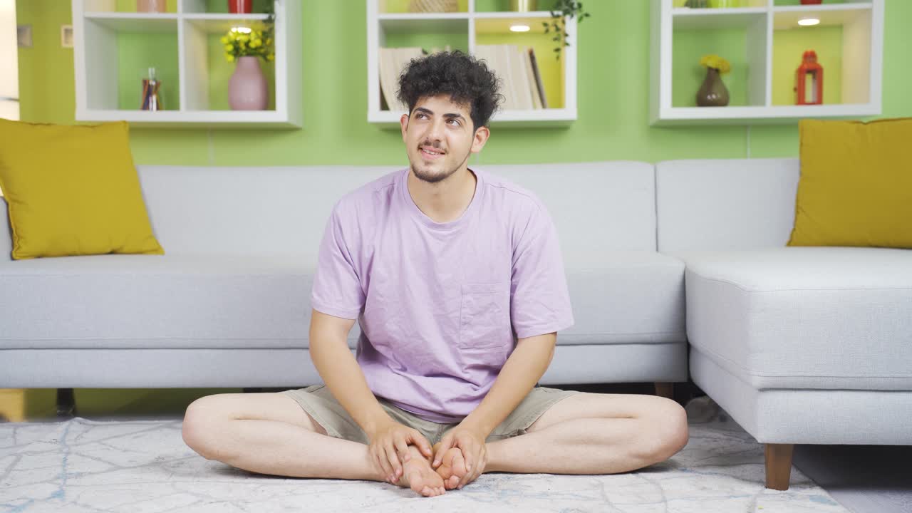 아름답고 행복한 젊은이가 옛 추억을 회상하고 있습니다.