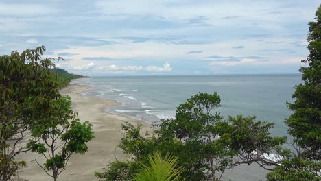 Tropische-Bäume-Mit-Blick-Auf-Strand-Und-Küste.-Panama.-Tageszeit