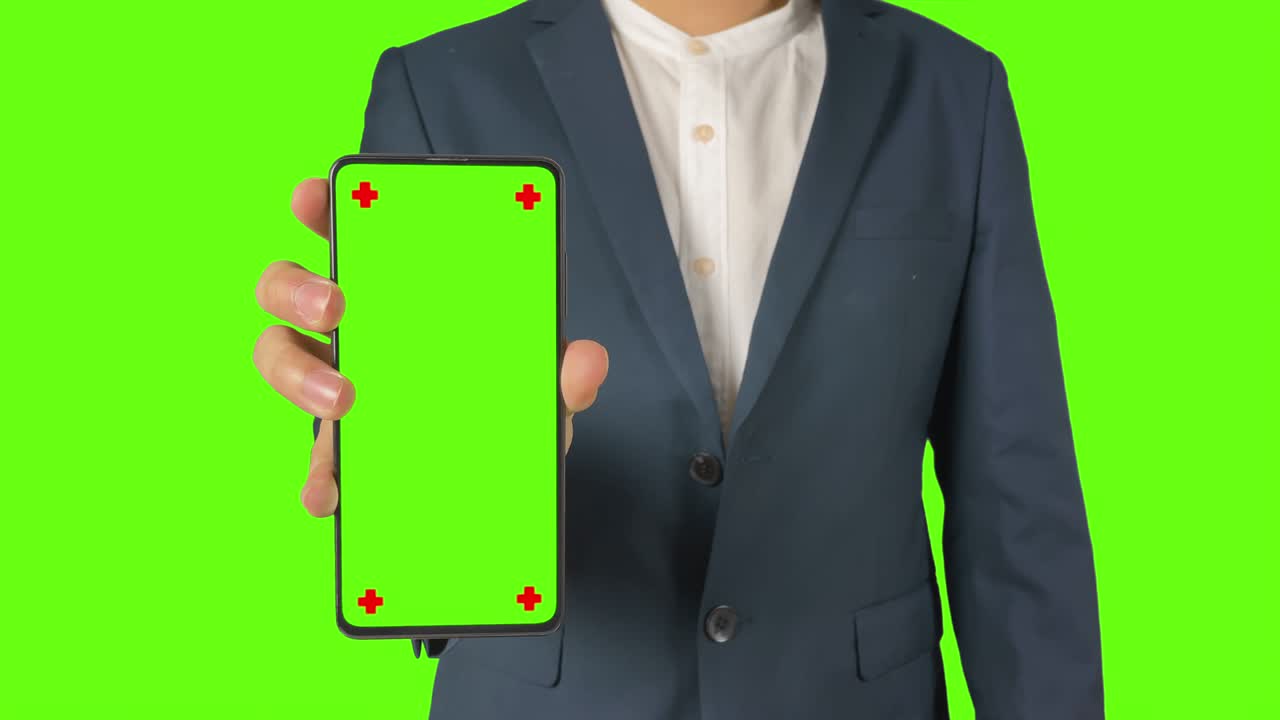 hombre de negocios muestra teléfono pantalla verde con canal alfa