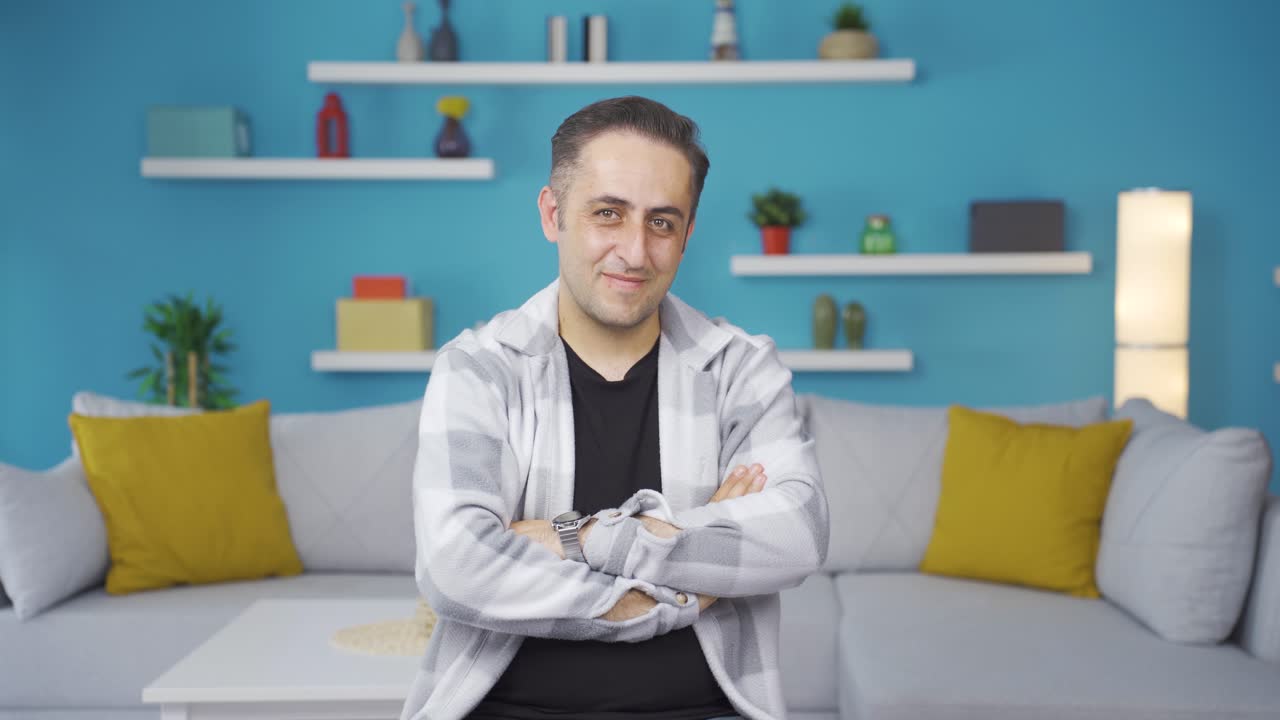 hombre mirando a la cámara haciendo una señal de confianza.