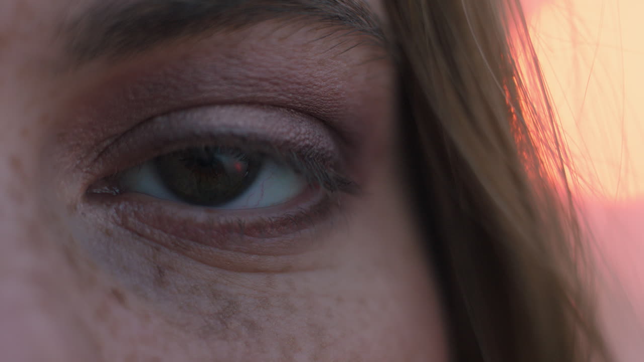 ojo macro mirando de cerca concepto de percepción de la vista saludable