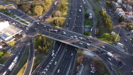 toma aérea de arriba hacia abajo del concurrido puente de cruce y la carretera panamericana en buenos aires, argentina