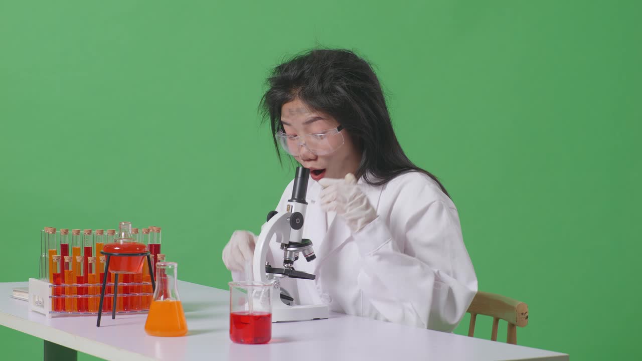 실험실에서 실험을 하는 과학자