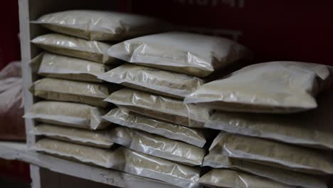 semillas de cilantro en polvo especia para la venta en la tienda minorista desde el ángulo superior en el día