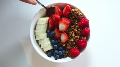 un plato de granola y fruta fresca para un desayuno saludable