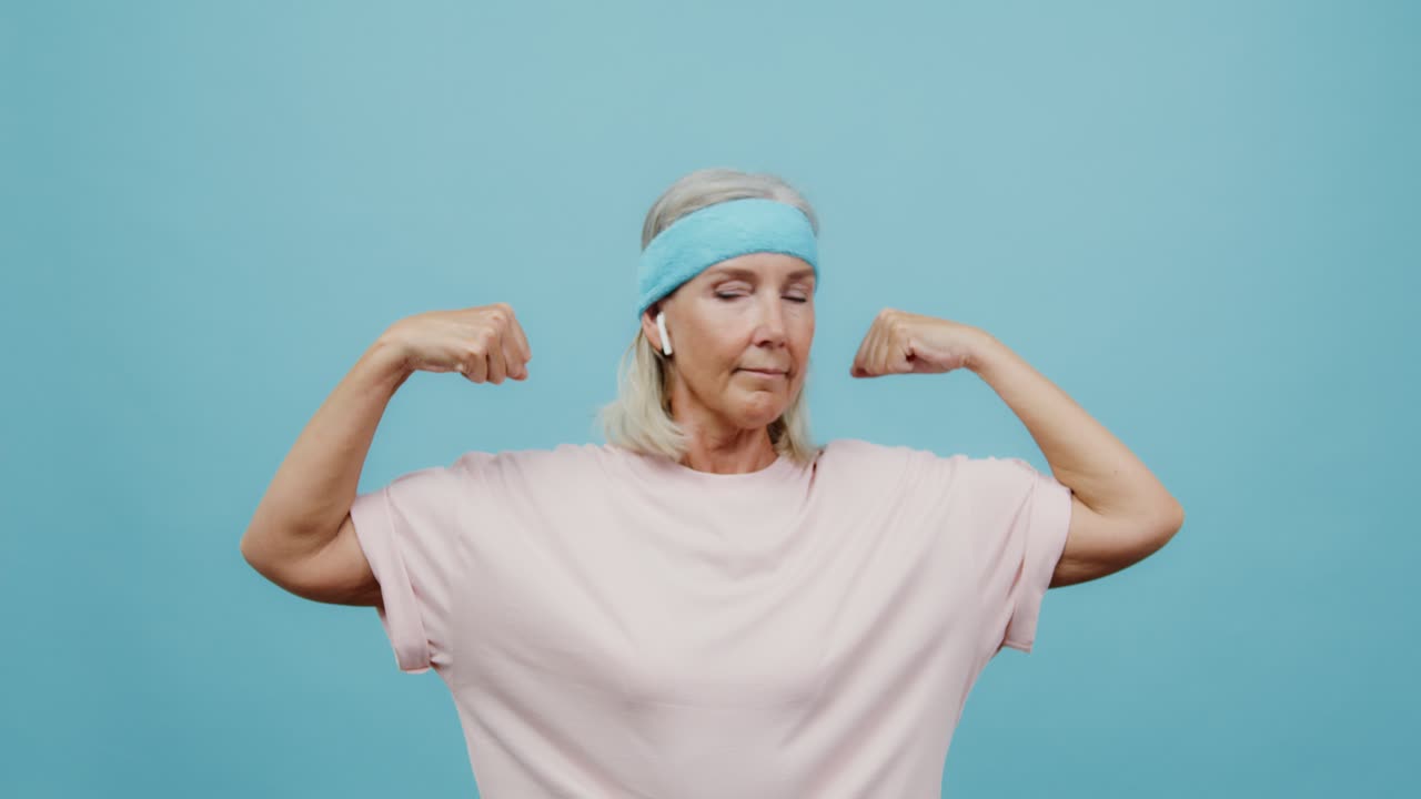 Mujer de edad avanzada haciendo ejercicio