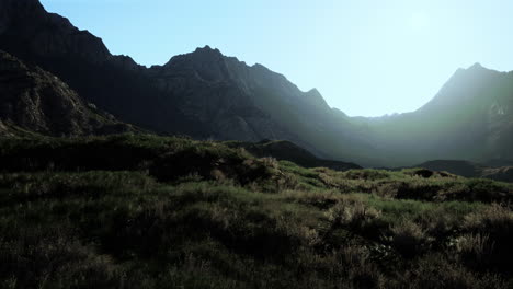 cordillera con valle cubierto de hierba
