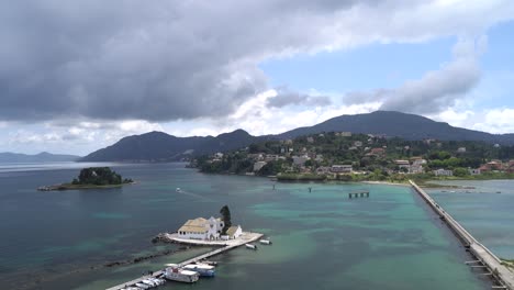 Blick-Auf-Das-Kloster-Vlacherna-Und-Die-Insel-Pontikonisi-Mausinsel-In-Kerkyra,-Korfu,-Griechenland