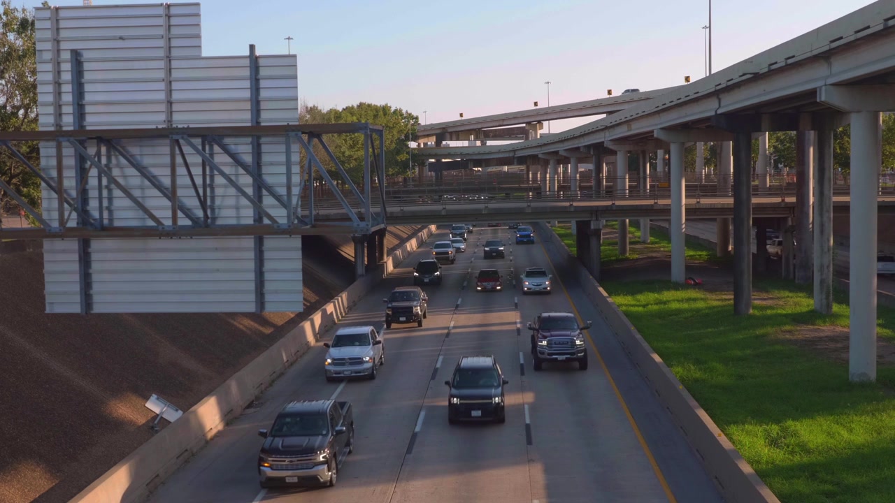 Vista aerea con drone del traffico pendolare che viaggia lungo la U.S. Highway 59 Sud (Interstate 69) a Houston, Texas. Il filmato mostra un movimento costante dei veicoli su una delle arterie di trasporto più trafficate della città