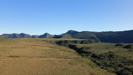 hermoso paisaje de serra do corvo branco en un día soleado, brasil
