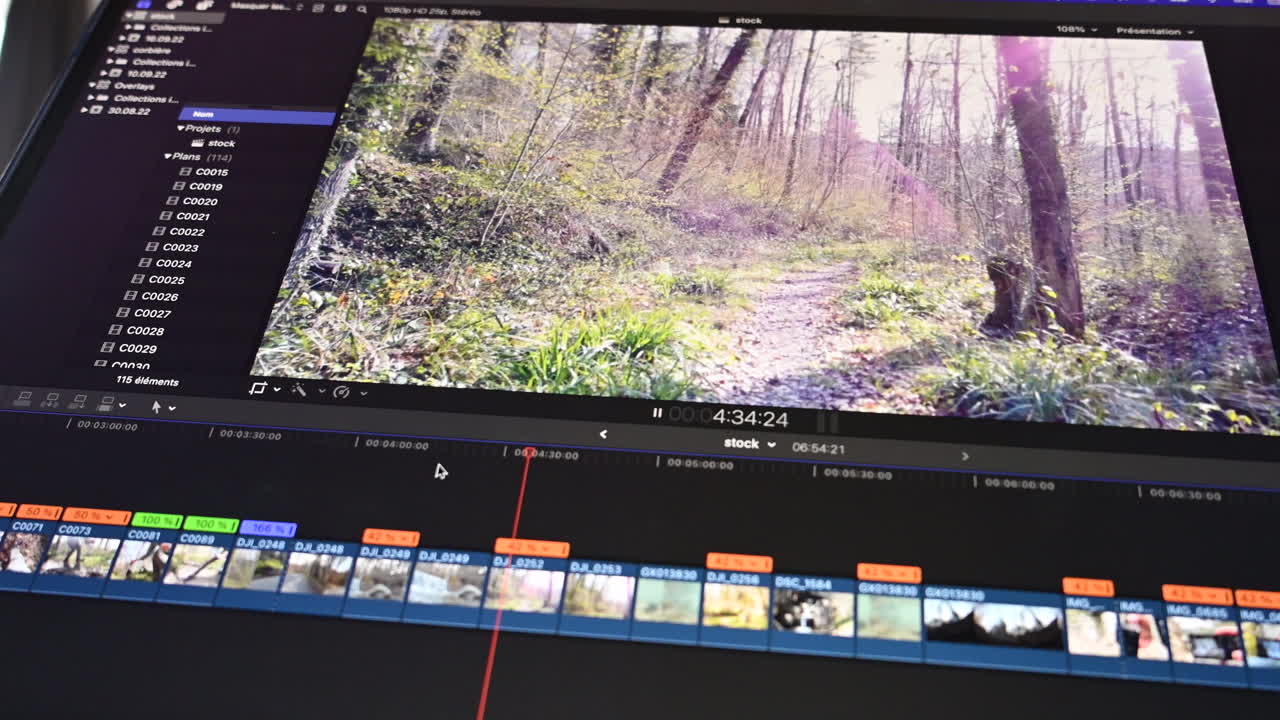 grabación de pantalla del trabajo de edición, el cabezal de reproducción se mueve a lo largo de la línea de tiempo