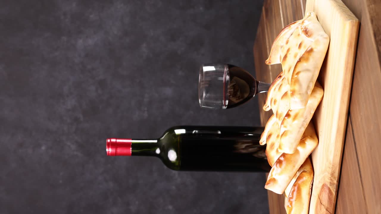 칠레 와인 컵, 병, 에마파나다