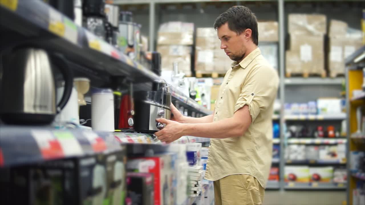 상점 에서 주방 기기 를 구입 하는 사람