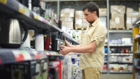hombre comprando electrodomésticos de cocina en una tienda