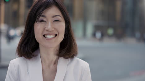 Zeitlupenporträt-Einer-Schönen-Lächelnden-Japanischen-Geschäftsfrau