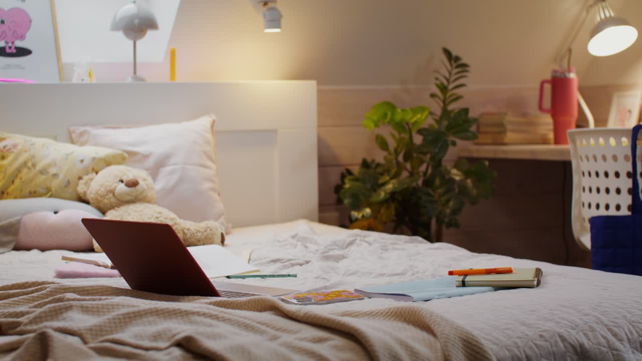 십대 소녀의 아한 침실 공부 공간